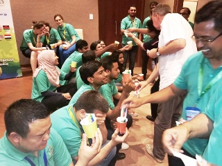 1st Innompic Games: Judges distribute WOW cards